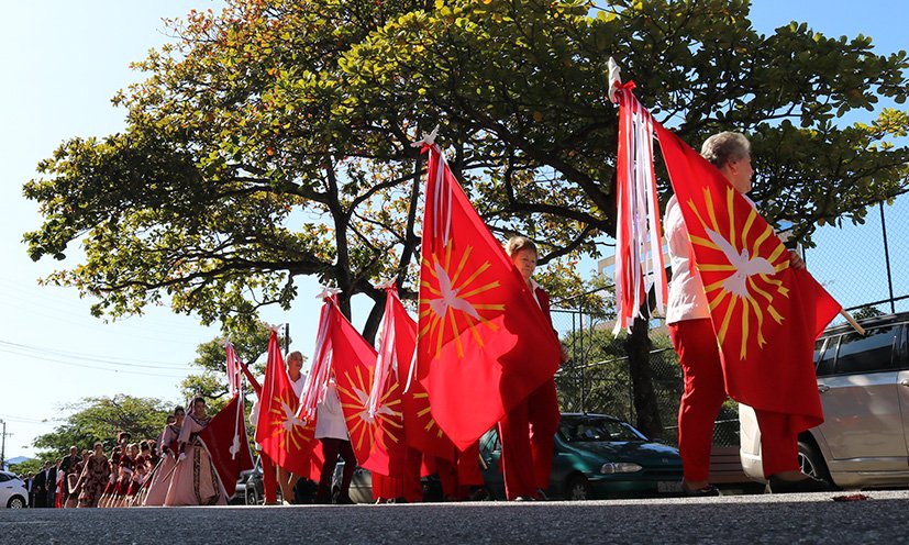 Bandeira do Divino em procissão